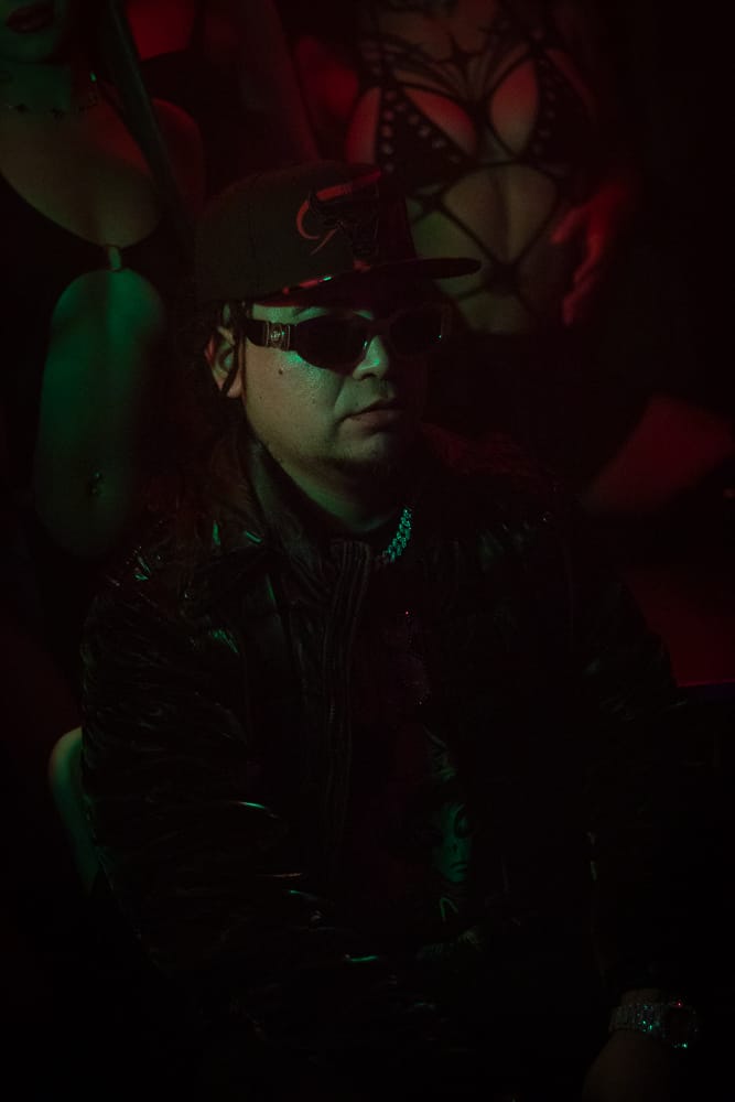 Retrato de Danivlezz con jockey y lentes, atmósfera de club